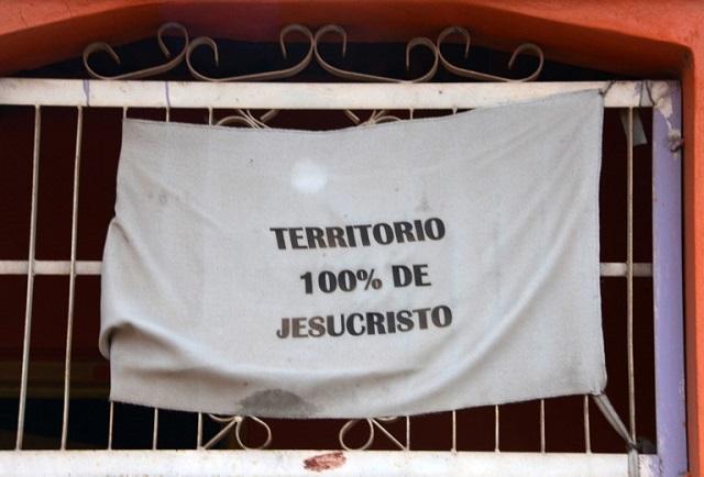 Letrero colgado de una ventana en la colonia Estados Unidos de Tegucigalpa (Honduras), controlada por el Barrio 18 a pesar de la fuerte presencia militar y de la intensa labor de las iglesias evangélicas. Foto Orlando Sierra.