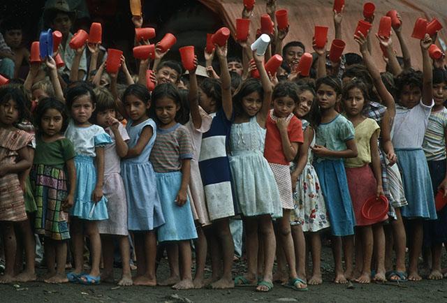 1981. Niños en el campo de refugiados salvadoreños en La Virtud, Honduras. Foto Giovanni Palazzo