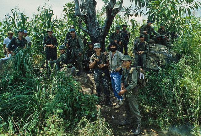 1986. Giovanni Palazzo junto a soldados de la FAES durante el operativo Fénix en Cuscatlán. Foto Giovanni Palazzo