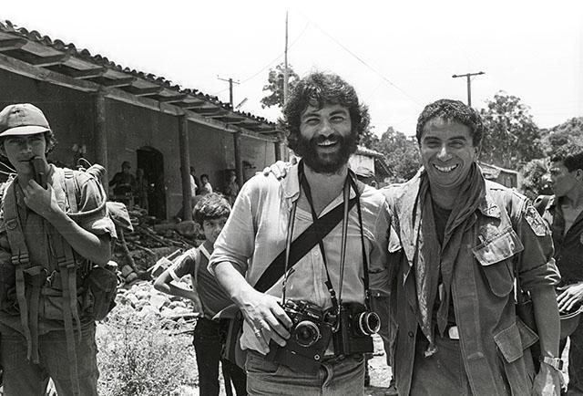1982. Giovanni Palazzo junto al coronel Domingo Monterrosa, en Santa Clara, San Vicente. Foto Giovanni Palazzo