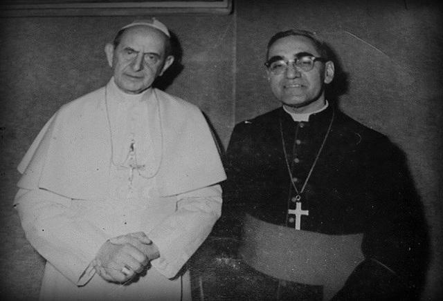 Pablo VI y Monseñor Romero en una fotografía tomada en el Vaticano, y que en la actualidad se expone en el pequeño museo ubicado en el Hospital Divina Providencia, en San Salvador.