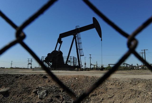 Campo de extracción de petróleo ubicado cerca de Los Ángeles, en Estados Unidos. Foto Mark Ralston (AFP).