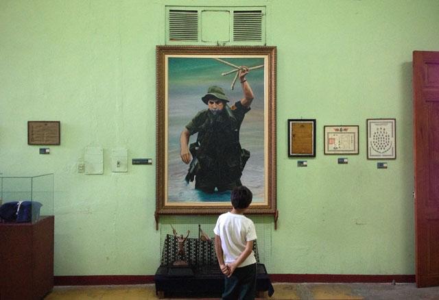 Un cuadro al óleo, una reproducción de una foto histórica de Domingo Monterrosa, es parte de la exhibición del Museo Militar ubicado en el cuartel San Carlos de San Salvador. En el museo existe esta sala con el nombre de 