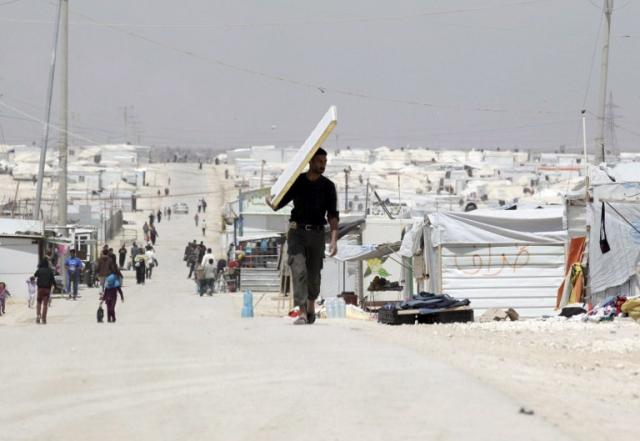 Imagen del campo de refugiados sirios Zaatari, ubicado en Jordania, muy cerca de la frontera entre ambos países. Más de 100,000 personas conviven en condiciones de hacinamiento extremo. Foto Khalil Mazraawi (AFP).