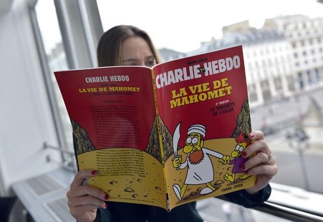 Una mujer lee el número de la revista francesa Charlie Hebdo dedicado a la vida de Mahoma, publicado en junio de 2013. Foto Miguel Medina (AFP).
