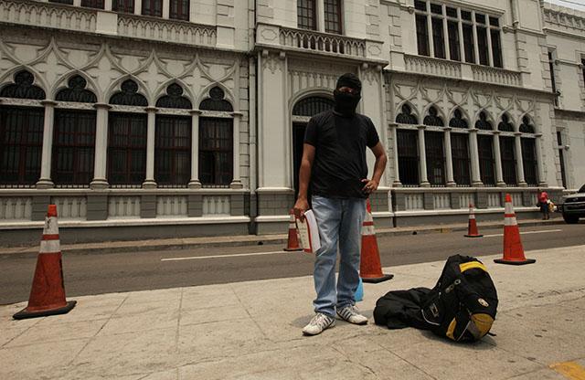 El agente de la PNV en huelga llegó hoy, miércoles 14 de mayo 2014 frente al cuertel general de la Policía Nacional Civil, conocido como  