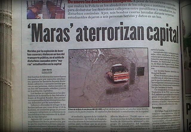 Titular de El Diario de Hoy el 27 de abril de 1999, utilizado para informar sobre una reyerta estudiantil en la que se lanzaron bombas hechizas y que se saldó con seis heridos leves y daños superficiales en un autobús.