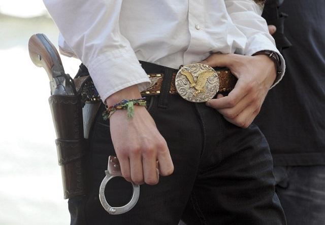 Un hombre vestido de cowboy asiste a un festival de música country. Foto Remy Gabalda (AFP).