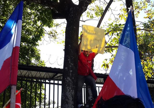 El 2 de febrero, día de la primera vuelta electoral, militantes del FMLN y de Arena se enfrentaron con gritos y empujones afuera del Colegio Sagrado Corazón en S.S. donde votó Norman Quijano.