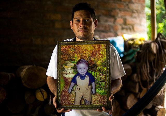 Douglas Romero muestra la foto que sirvió para que su padre pudiera localizarlo, cuando este encontró la imagen en la oficina de un subteniente y reconoció a su hijo, que había sido robado después de un operativo militar. Foto: Fred Ramos