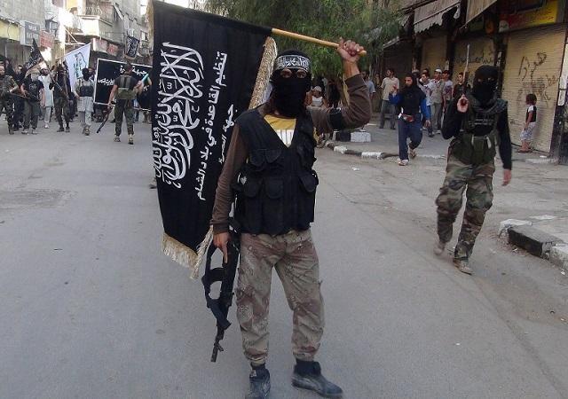Militantes del Frente Al-Nusra, ligada a la red Al Qaeda, y que opera en distintas partes del norte y del centro de Siria, donde incluso ha tenido que enfrentarse al Estado Islámico, también yihadistas. Foto Rami Al-Sayed (AFP).