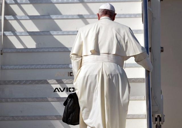 Francisco aborda en el aeropuerto de Roma el avión que lo llevará a Cuba. Foto Tiziana Fabi (AFP).