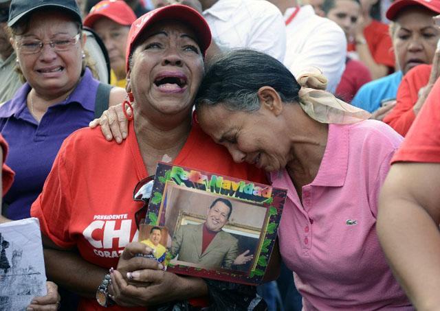 Imagen tomada un día después del fallecimiento del presidente venezolano Hugo Chávez, en la que se ve a varias seguidoras visiblemente afectadas por la muerte. Foto archivo El Faro.