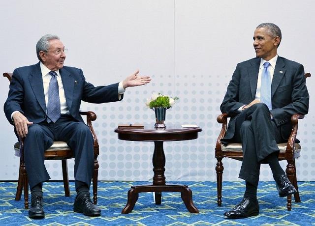 Raúl Castro y Barack Obama, presidentes de Cuba y Estados Unidos, conversan durante el histórico encuentro en Ciudad de Panamá, en el marco de la VII Cumbre de las Américas. Foto Mandel Ngan (AFP).