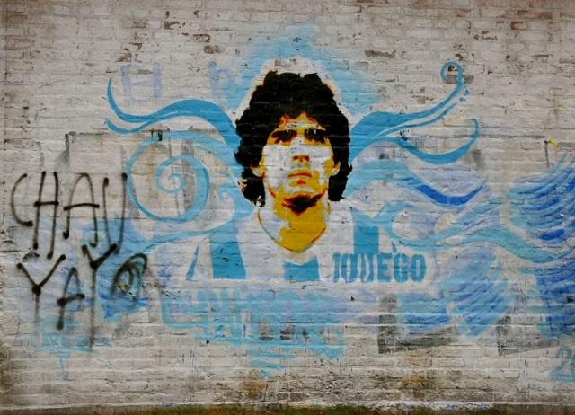 Grafito en homenaje a Diego Armando Maradona, el mejor jugador argentino de fútbol de la historia... con permiso de Lionel Messi. Foto Mr. Boombust.