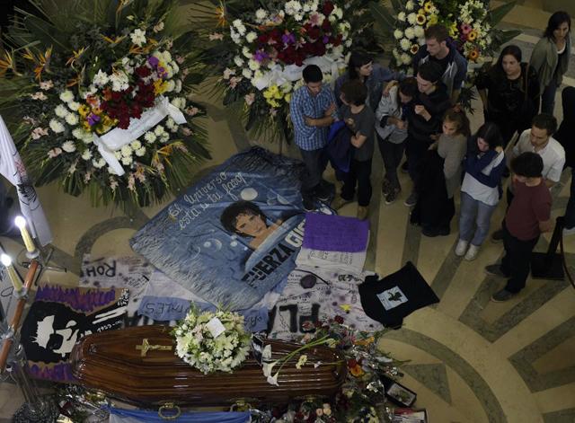  El cuerpo de Gustavo Cerati recibió sus honras fúnebres en el edificio del Poder Legislativo, en Buenos Aires, Argentina, desde la noche del 4 de septiembre. / Foto de Juan Mabromata (AFP).