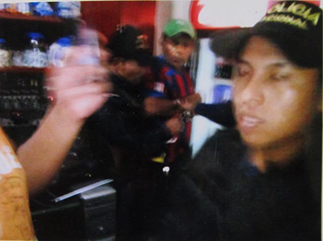 Días antes de su desaparición, agentes de la Policía Preventiva catearon, golpearon y capturaron a Reynaldo Cruz Palma en el su negocio familiar. Un vecino tomó esta fotografía para documentar el hecho.