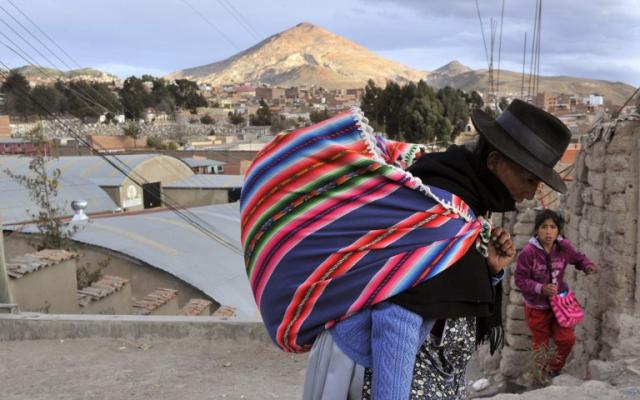 Una indígena quechua camina por los arrabales de Potosí, la ciudad de Bolivia emblema de la actividad minera, pero que no por ello ha logrado escapar de la pobreza. Foto Aizar Raldés (AFP).