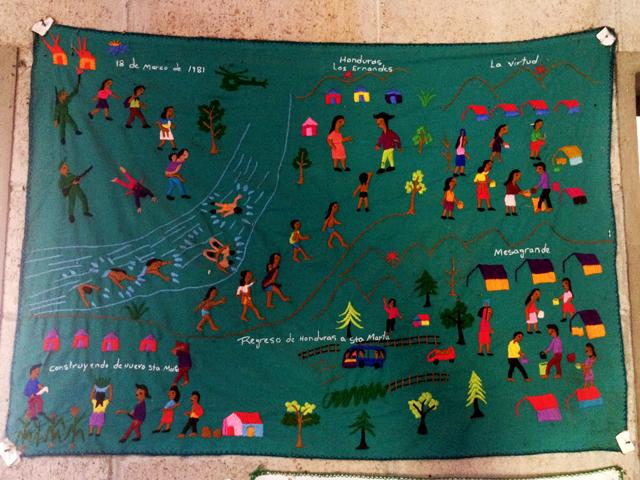 En la comunidad de Santa Marta, municipio de Victoria, Cabañas, los pobladores recuerdan las masacres ocurridas en 1981 con bordados, murales y fotografías de los años de la guerra. Foto de Daniel Valencia.