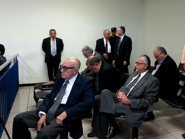 Acusados esperan de resolución final de del juez en el caso Cel-Enel. Foto: Valeria Guzmán 