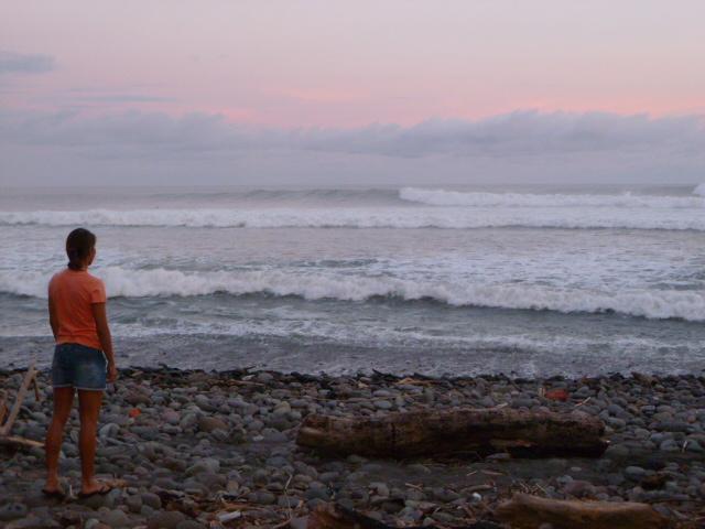 La campeona nacional de surf y leyenda local Esmeralda López evalúa las condiciones de las olas. En la comunidad surfista internacional, la calidad de olas en El Sunzal se considera óptima. Foto cortesía de Brie Iatarola.