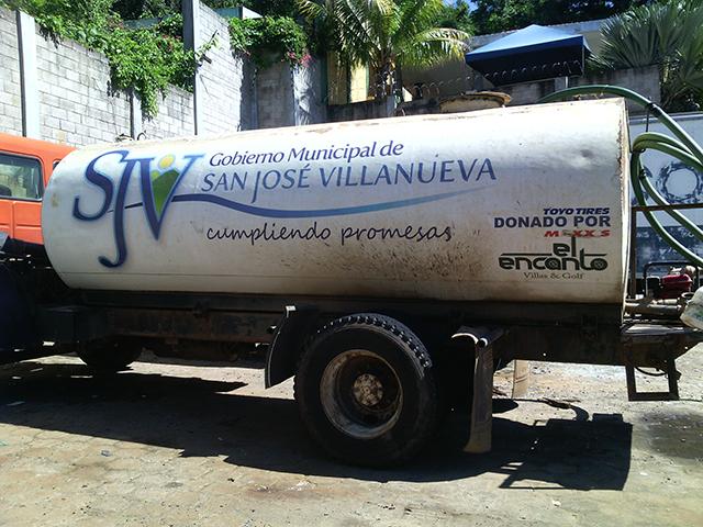 Pipa de agua propiedad de la alcaldía de San José Villanueva que fue donada por el Encanto Villas y Golf para llevar agua a las comunidades sedientas del municipio. 