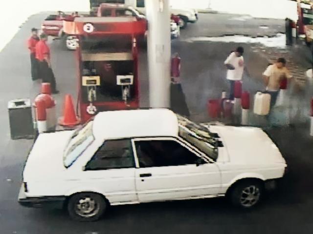 La cámara de seguridad de una gasolinera captó que Mario Javier Lemus Escobar y Obdulio Estuardo Waldemar de León Lemus, integrantes de la banda de Jalpatagua, compraron en la bomba número uno la gasolina para quemar a los diputados.