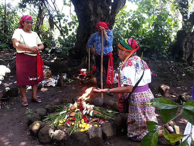 Juliana Ama, figura protagónica de los indígenas en Izalco,  dirige la ceremonia en honor a San Simón celebrada el 28 de octubre. Realizar este ritual cuesta alrededor de 100 dólares. 