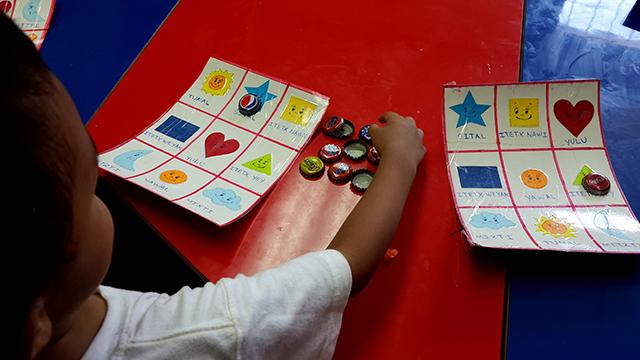 Parte de la enseñanza del vocabulario náhuat incluye juegos tradicionales, entre ellos, la lotería. 
