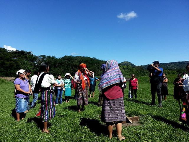 Mujeres indígenas se protegen del sol antes de iniciar una ceremonia indígena durante un encuentro en San Andrés. Conforme avanzó el evento, Antonia Morán (la segunda de izquierda a derecha) se descompuso por insolación. 