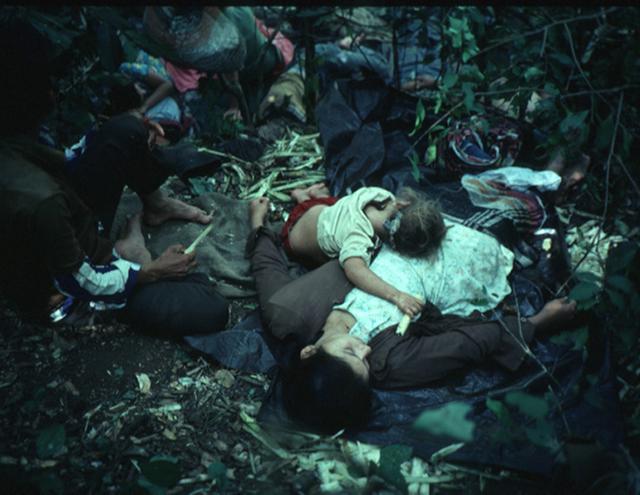 Campesinos descansan, escondidos entre matorrales, en el cuarto día del operativo militar en Santa Cruz y sus alrededores. Foto cortesía de Philippe Bourgois.