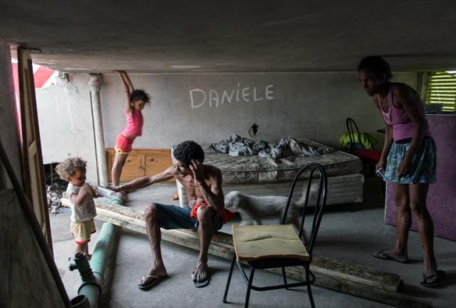 Esta es una de las familias instaladas en la favela de Telerj, la más reciente de las surgidas en Río de Janeiro. El inmueble pertenecía a una multinacional. Foto Yasuyoshi Chiba (AFP).