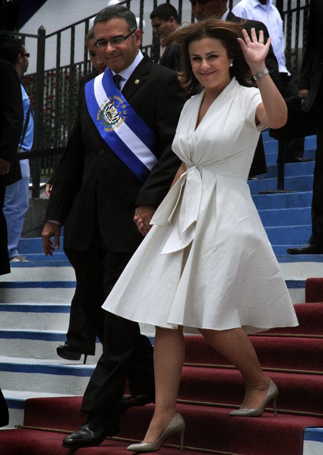 Mauricio Funes y su esposa, la secretaria de Inclusión Social, Vanda Pignato, abandonan la Asamblea Legislativa.