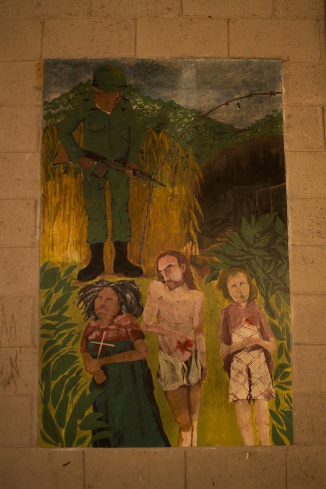 Cuadro al interior de la iglesia de Nueva Trinidad que describe el via crucis que vivió la comunidad durante la guerra.