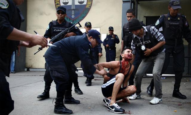 Agentes de la Policía Nacional capturan a un presunto delincuente durante una protesta frente a la penitenciaría de San Pedro Sula. Foto Archivo El Faro / Jaime Castellanos (La Prensa)﻿" /></div> <figcaption class=