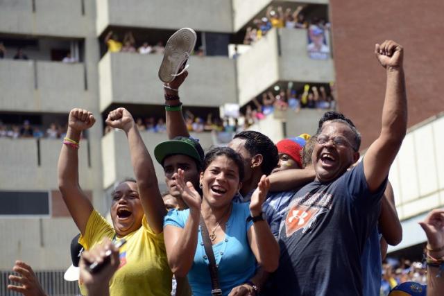 Simpatizantes de Henrique Capriles durante un mítin suyo en la ciudad de Cumaná.﻿ El candidato opositor se ha comprometido a respetar los programas sociales del chavismo. Foto Leo Ramírez (AFP)﻿" /></div> <figcaption class=