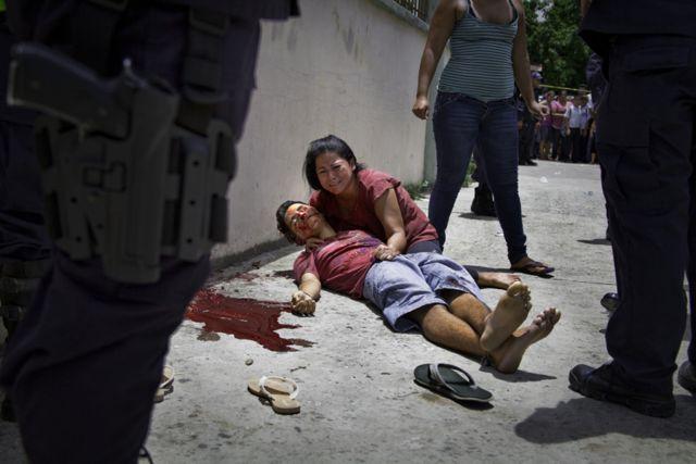 Kevin Ignacio Vásquez Maldonado yace en brazos de su madre, pocos minutos después de haber sido asesinado en San Pedro Sula, unas de las ciudades más violentas del mundo. Foto archivo El Faro.