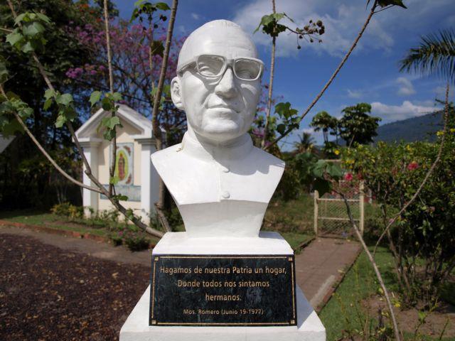 Busto de Monseñor Romero ubicado en el hogar de niños Divina Providencia, en Santa Tecla. 