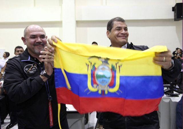 El presidente Rafael Correa y el responsable del proyecto, el exastronauta Ronnie Nader﻿﻿, celebran el éxito del lanzamiento de Pegaso﻿, el primer satélite ecuatoriano. Foto﻿ Eduardo Santillán Trujillo (Presidencia de la República)﻿.