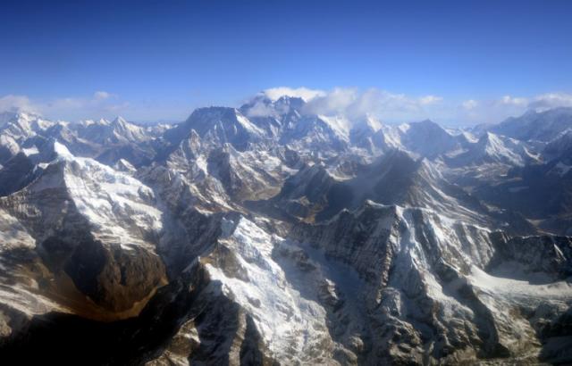 Vista aérea del Himalaya, la cordillera coronada por el monte Everest (al centro), cuyos 8,848 metros lo convierten en la cima del mundo. Foto Prakash Mathema (AFP)﻿.