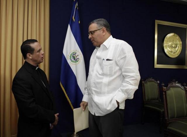 El presidente Mauricio Funes conversa con el obispo Fabio Colindres. Foto cortesía Casa Presidencial﻿.