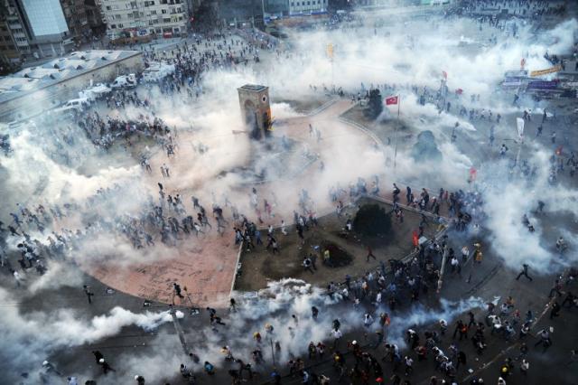 Imagen del desalojo de la plaza Taksim de Estambul, el epicentro de las protestas contra el régimen de Recep Tayyip ﻿Erdogan. Foto Bülent Kılıç (AFP)﻿.