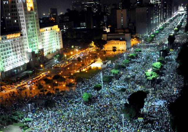   De todas las marchas celebradas este 20 de junio, la de Río de Janeiro fue la más concurrida, con unas 300,000 personas. A lo que está pasando en Brasil ya se le comienza a llamar la Primavera tropical. Foto Tasso Marcleo (AFP).﻿" /></div> <figcaption class=