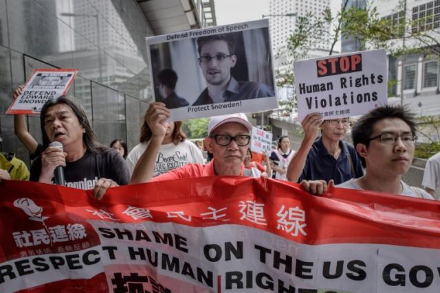 Manifestantes muestran su apoyo a Edward Snowden durante su estancia en Hong Kong, en China, a mediados de junio. El caso ha detonado una crisis diplomática que enfrenta a Estados Unidos con Rusia y China. Foto Philippe López (AFP).