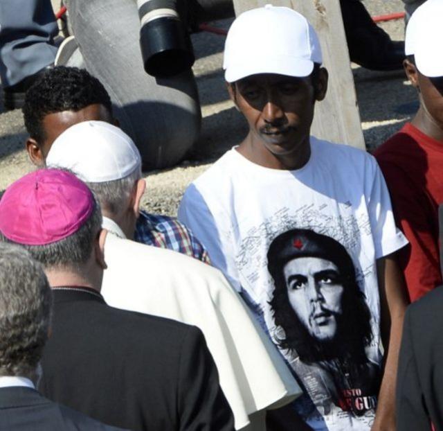 Vestido con una camisola del guerrillero Ernesto Guevara, un migrante norteafricano recluido en un centro de atención italiano espera el saludo de Francisco en una visita papal en julio de 2013. Foto archivo El Faro.