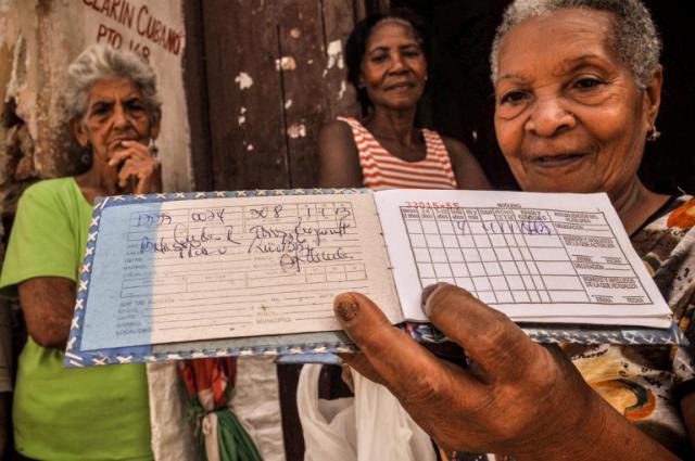 Una señora muestra en Santiago de Cuba su vieja 