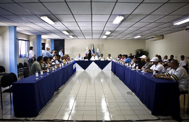 José Miguel Insulza sorprendió a propios y extraños cuando el 12 de julio de 2012 se sentó con los líderes de las pandillas, antes incluso de que el Gobierno admitiera que la tregua era una estrategia diseñada por Munguía Payés. Foto archivo El Faro.