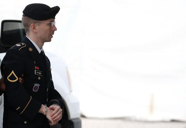 El soldado Bradley Manning, minutos antes de escuchar su condena a 35 años de prisión, leída el 21 de agosto de 2013 en la base militar de Fort Meade, en Maryland. Foto Mark Wilson (AFP)﻿.