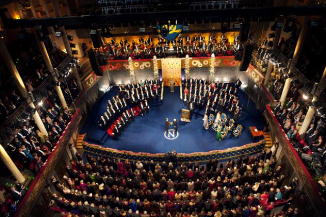 Ceremonia de entrega de los Premios Nobel 2012 en el Concert Hall de Estocolmo, Suecia. / Foto con Copyright﻿﻿ de Nobel Media AB 2012. Foto de Alexander Mahmoud﻿.﻿" /></div> <figcaption class=