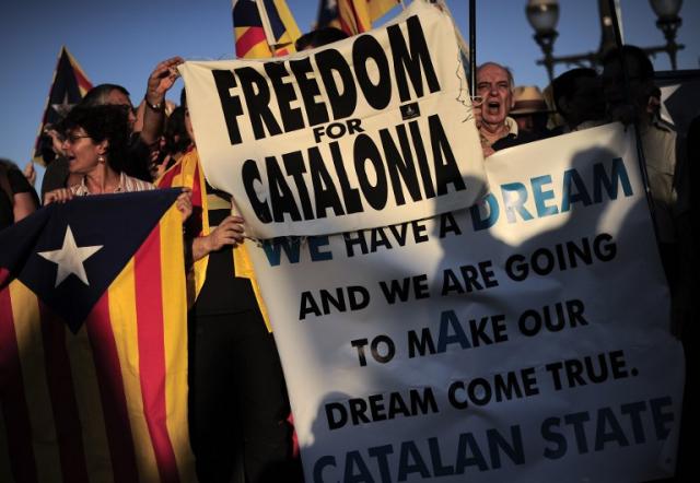 Independentistas catalanes se manifiestan en Barcelona a favor de la creación de un nuevo estado, independiente del Estado español. Foto Josep Lago (AFP).